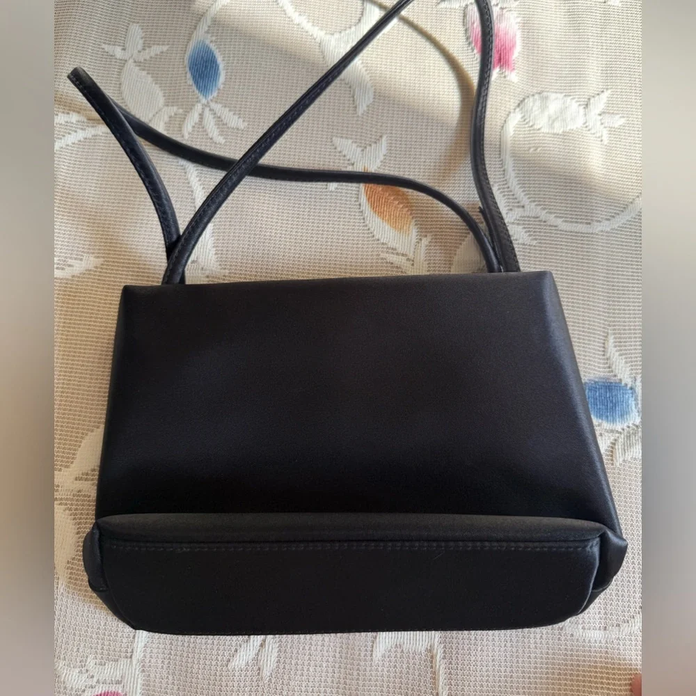 Liz Claiborne Classic Black Handbag - Picture 1 of 3